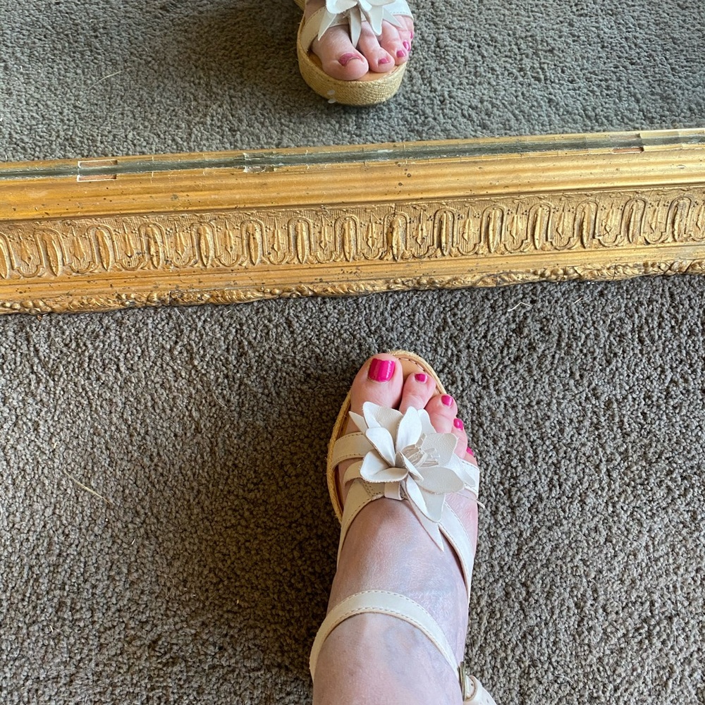 Born Women's Ivory Flower Leather Wedge Ankle Strap Woman Sz. 11 Barbiecore EUC - Picture 3 of 9